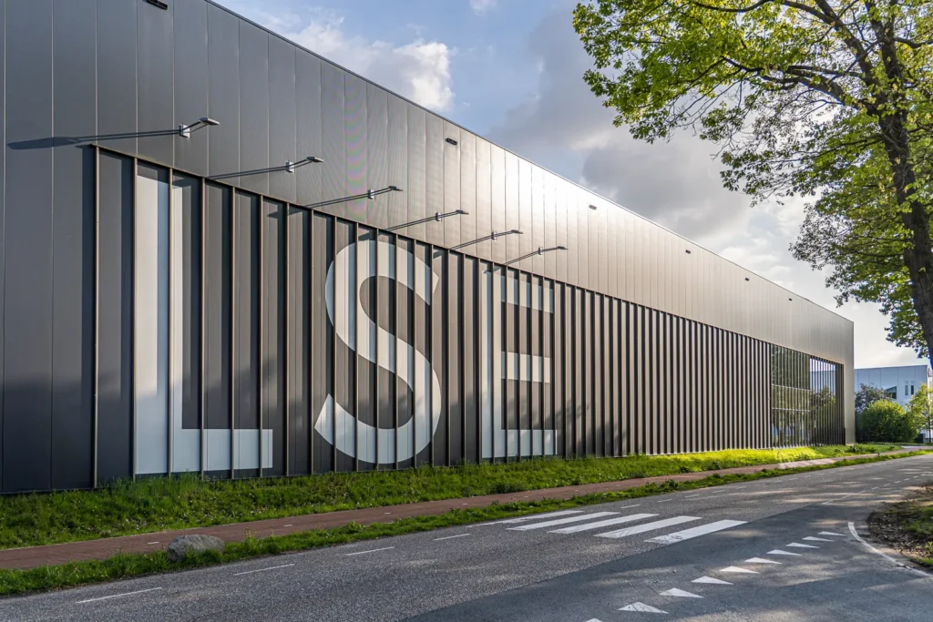 Voorzijde van LSE warehouse