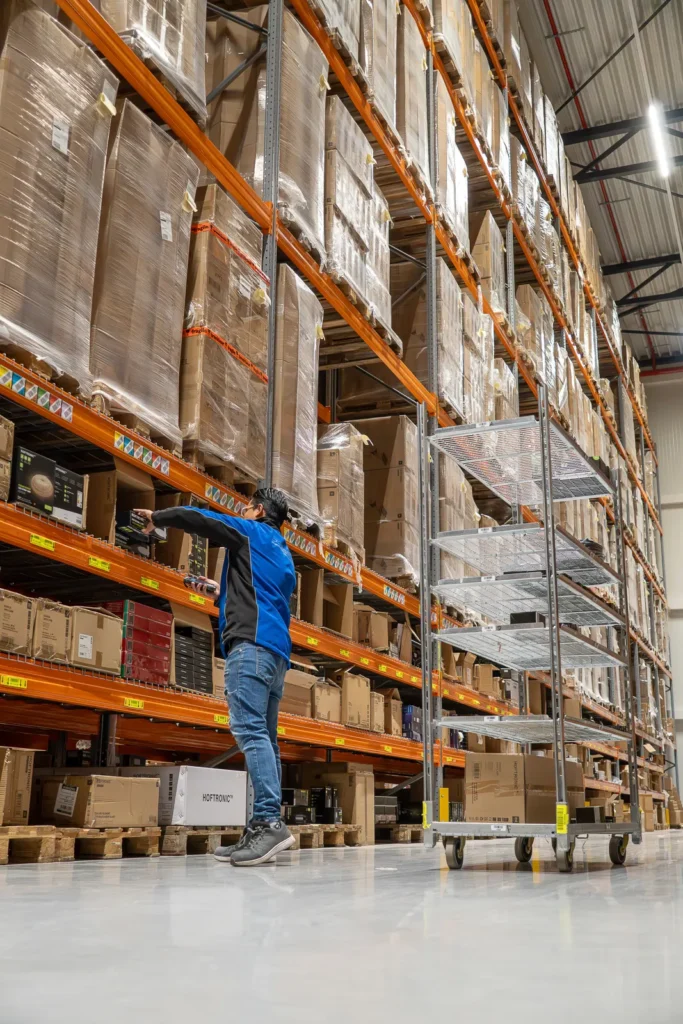 LSE medewerker pickt orders